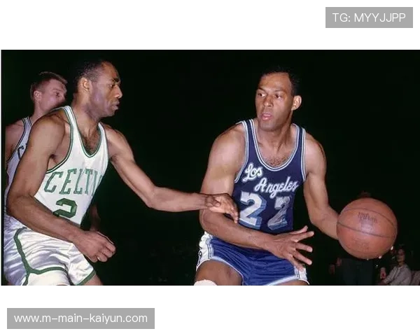 马刺背靠背体能劣势下逆转,团队协作精神成比赛转折点